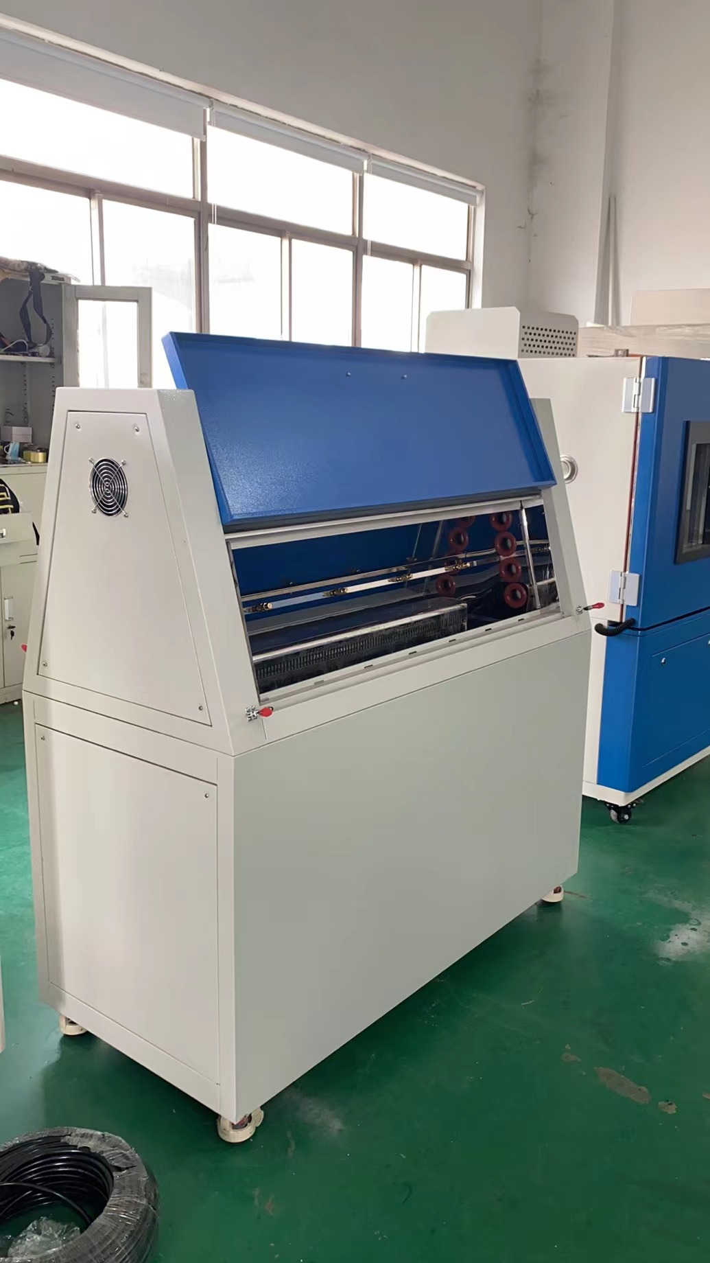 紫外線老化試驗箱示意圖